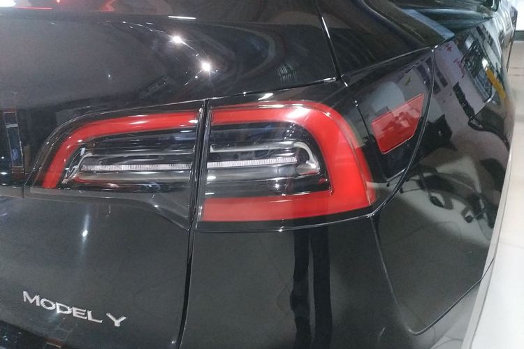 特斯拉 Model Y 2022款 改款 后轮驱动版车身外观9