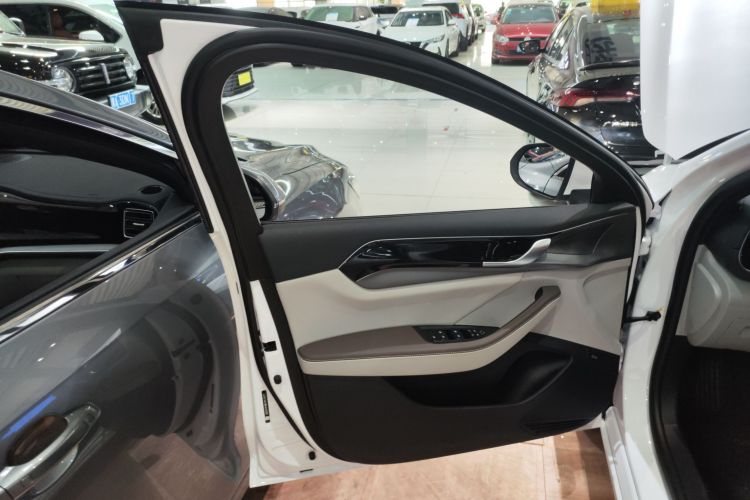 比亚迪 秦PLUS 2024款 荣耀版 DM-i 120KM领先型中控内饰47