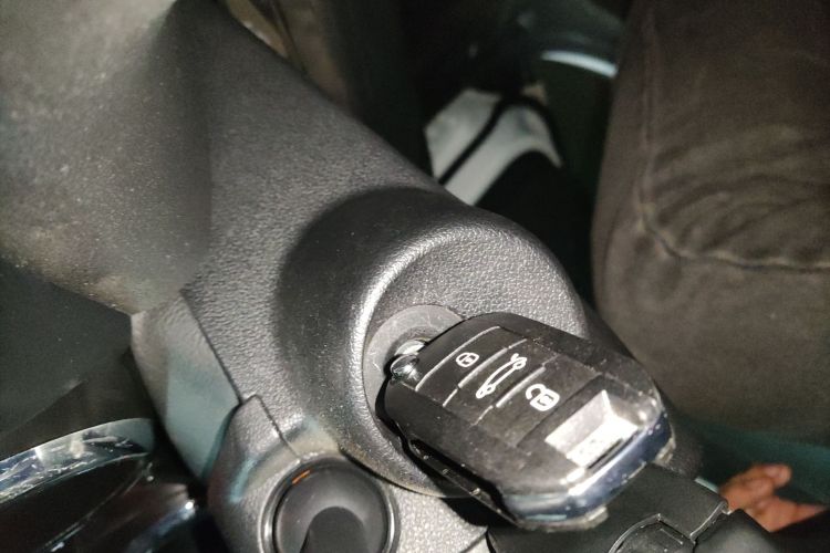 标致3008 2015款 1.6THP 自动经典版中控内饰7001