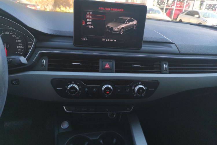 奥迪A4L 2018款 30周年年型 40 TFSI 进取型中控内饰16