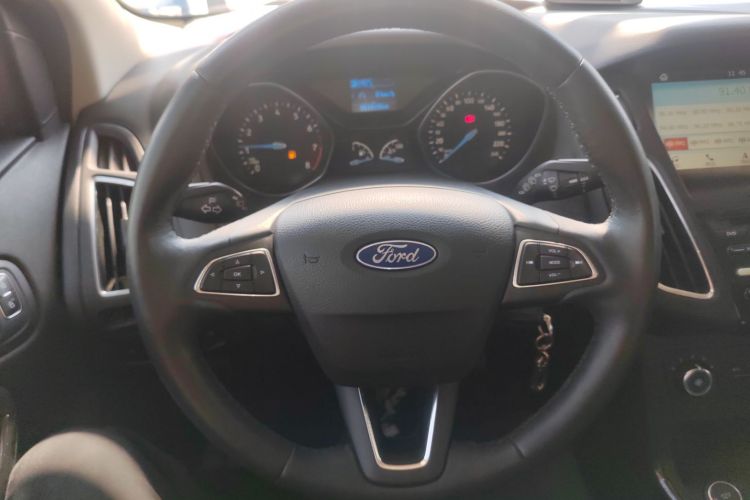 福特 福克斯 2018款 两厢经典 1.6L 自动风尚型智行版中控内饰13