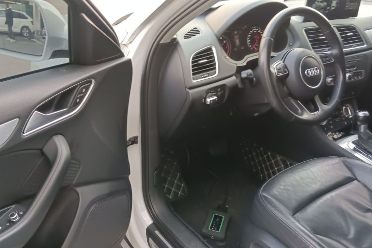 奥迪Q3 2015款 35 TFSI quattro百万纪念进享型中控内饰7003