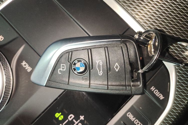 宝马3系 2021款 改款二 325i M运动曜夜套装中控内饰11