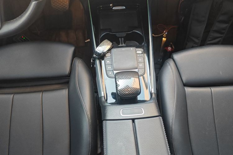 奔驰GLB 2022款 改款 GLB 200 时尚型中控内饰18