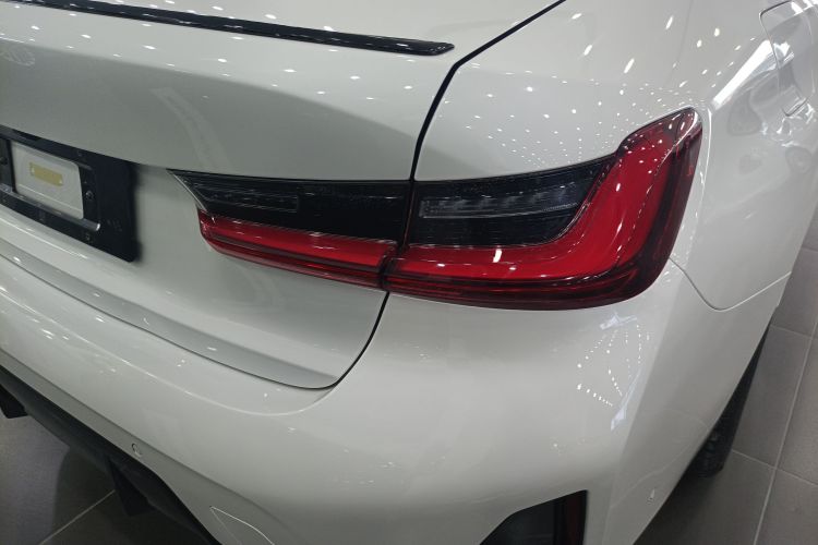 宝马3系 2023款 325Li M运动曜夜套装车身外观9