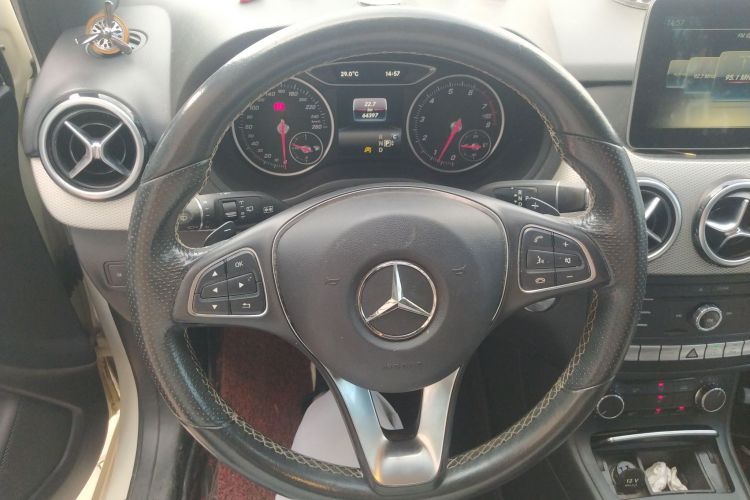 奔驰B级 2017款 B 200 动感型中控内饰13