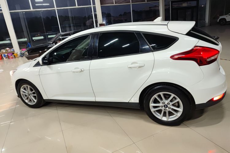 福特 福克斯 2017款 两厢 1.6L 自动风尚型智行版车身外观4