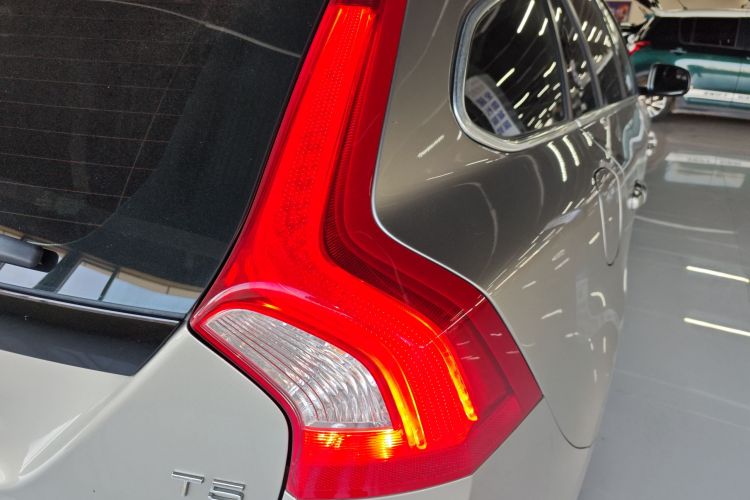 沃尔沃V60 2014款 T5 智逸版车身外观9