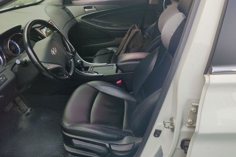 现代 索纳塔 2013款 2.0L 自动时尚版中控内饰19