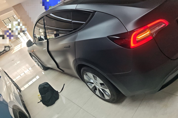 特斯拉 Model Y 2021款 标准续航后驱版车身外观4