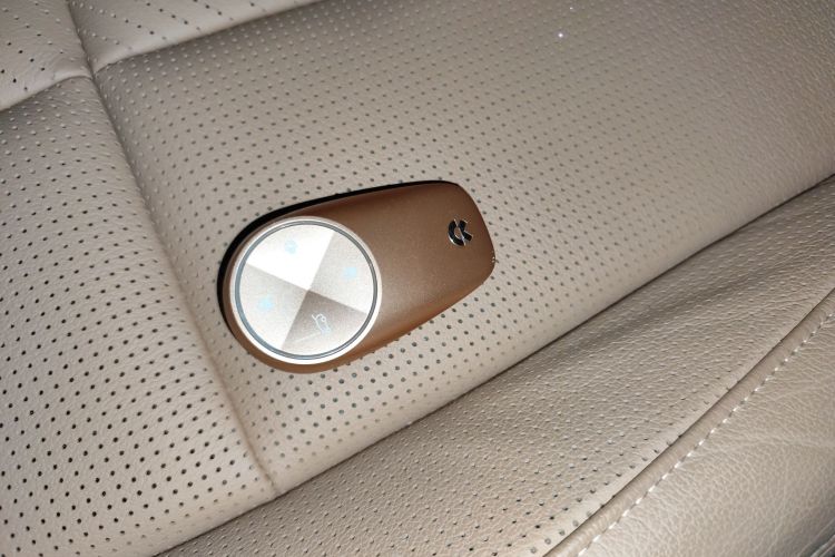 蔚来ES8 2020款 580KM 七座版中控内饰7001