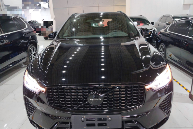 沃尔沃XC60 2025款 B5 四驱智远极夜黑版车身外观2