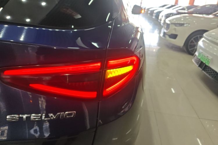 阿尔法·罗密欧 Stelvio斯坦维 2017款 2.0T 200HP 精英版车身外观9