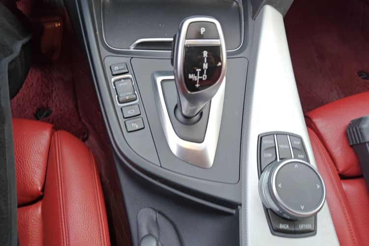 宝马3系GT 2019款 320i M运动型中控内饰18