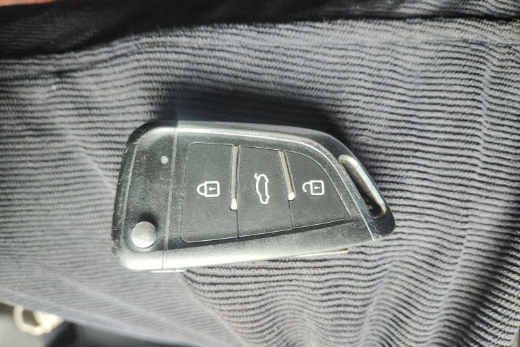 标致301 2016款 1.6L 手动舒适版中控内饰11