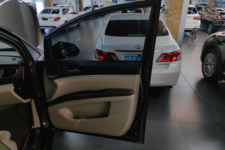 别克GL8 2018款 28T 舒适型 国VI中控内饰7005