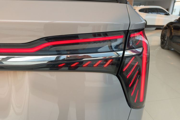 红旗HS7 2023款 2.0T 自动四驱旗领版 七座车身外观9