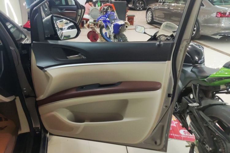 别克GL8 2017款 25S 舒适型 国V中控内饰42