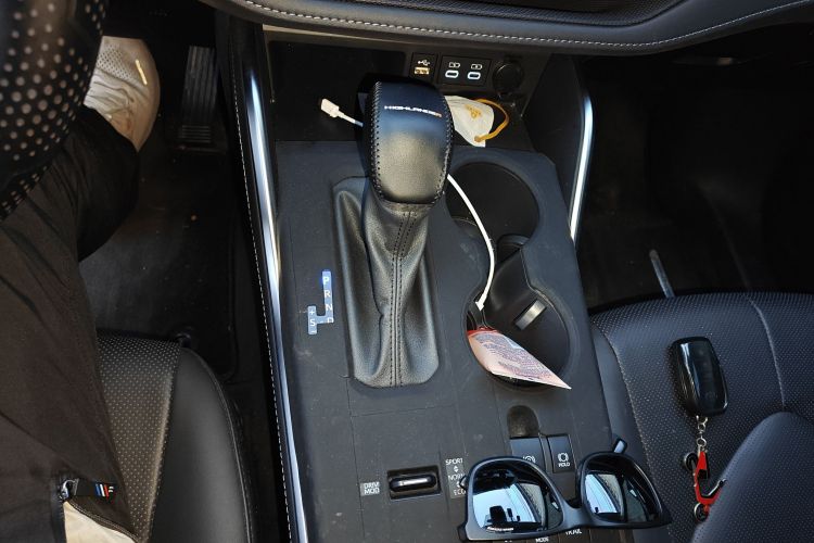 丰田 汉兰达 2024款 2.5L智能电混双擎四驱尊贵版 7座中控内饰18