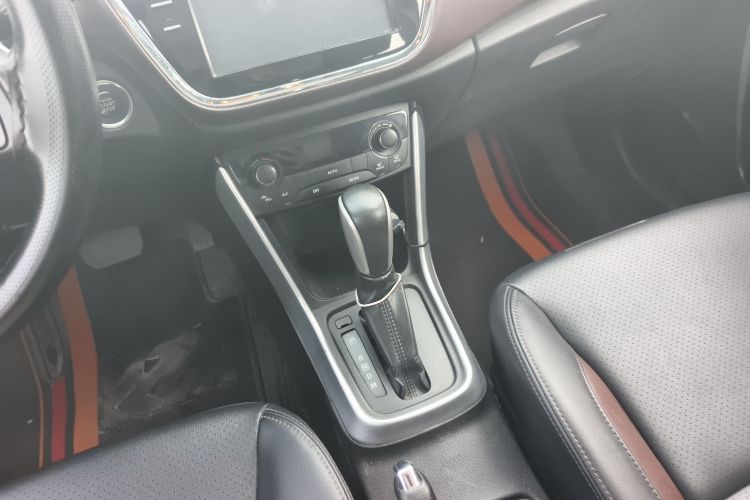 铃木 骁途 2017款 1.6L CVT两驱都市进取型中控内饰18