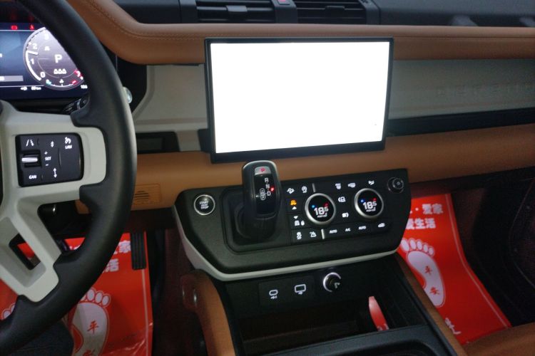 路虎卫士 2023款 90 3.0T P400 暗黑特别版中控内饰16