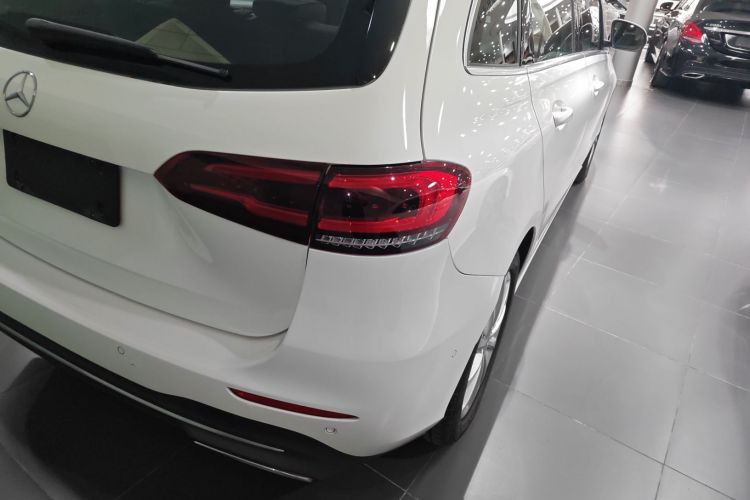 奔驰B级 2022款 改款二 B 200 时尚型车身外观9