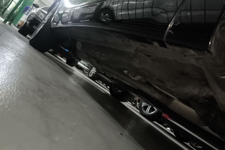 丰田 汉兰达 2023款 2.5L智能电混双擎两驱尊贵版 7座机舱底盘29