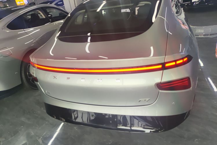 小鹏P7 2022款 480E车身外观6004