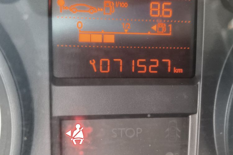 标致301 2016款 1.6L 手动舒适版中控内饰15