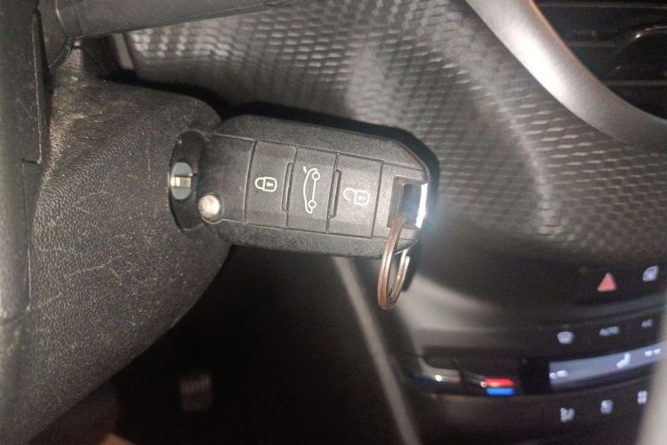 标致2008 2014款 1.6L 自动时尚版中控内饰7001