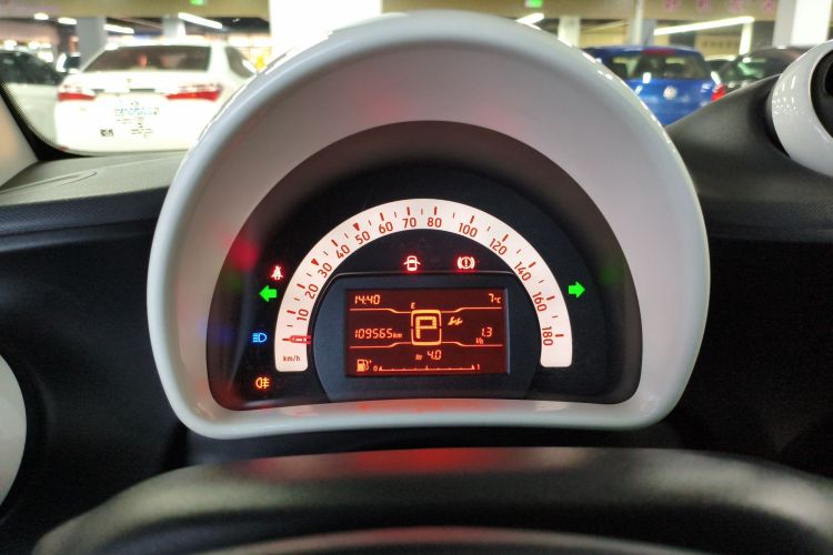 smart fortwo 2018款 1.0L 52千瓦硬顶灵动版 国V中控内饰14