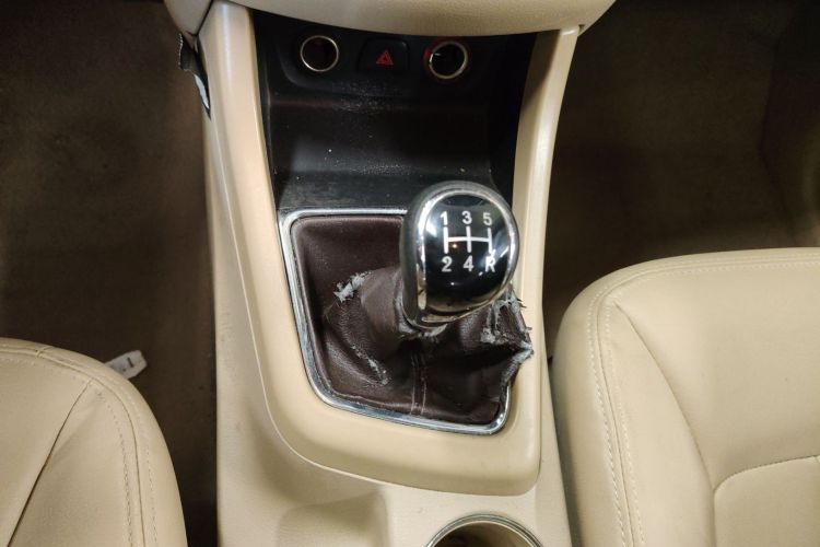 宝骏730 2014款 1.5L 手动豪华型 7座中控内饰18