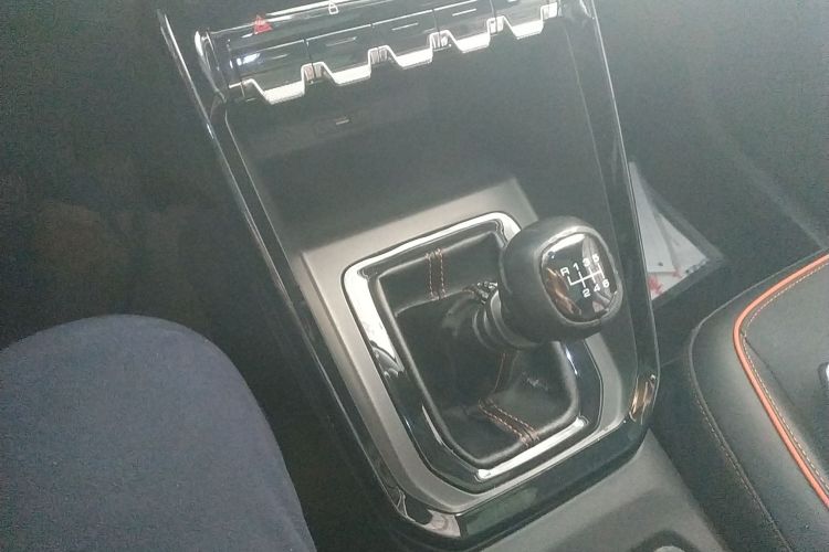 宝骏RS-3 2020款 1.5L 手动24小时在线豪华型中控内饰18