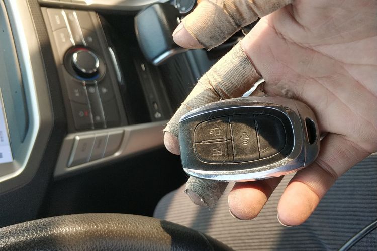 上汽大通MAXUS 大通T70 2021款 2.0T柴油自动四驱精英版长箱高底盘中控内饰7001