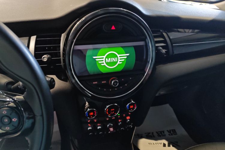 MINI 2021款 1.5T COOPER 艺术家 五门版中控内饰16
