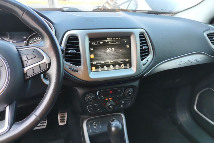 Jeep 指南者 2017款 200T 自动家享版中控内饰16