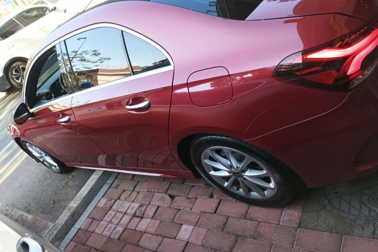 奔驰A级 2020款 改款 A 200 L 运动轿车时尚型车身外观4