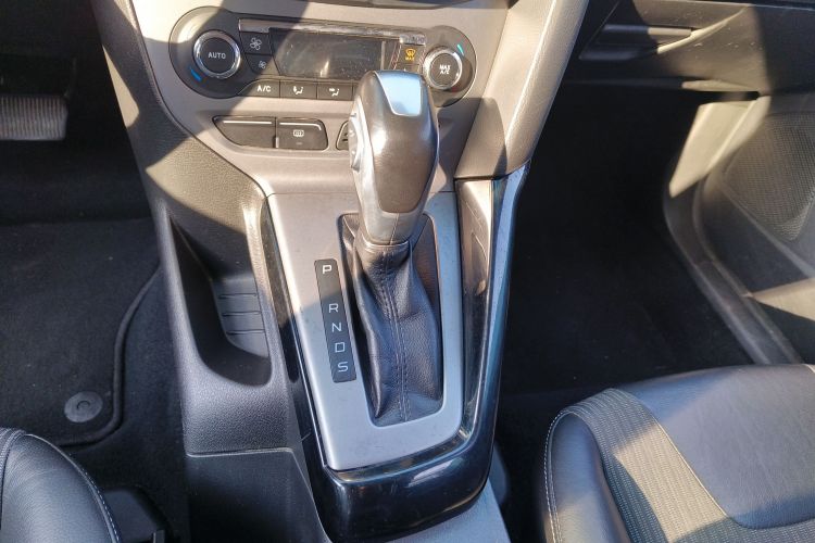 福特 福克斯 2012款 三厢 1.6L 自动风尚型中控内饰18