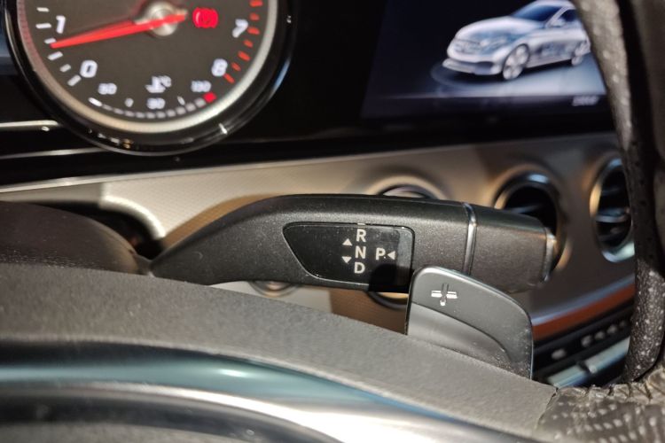 奔驰E级 2017款 改款 E 300 运动型局部细节18