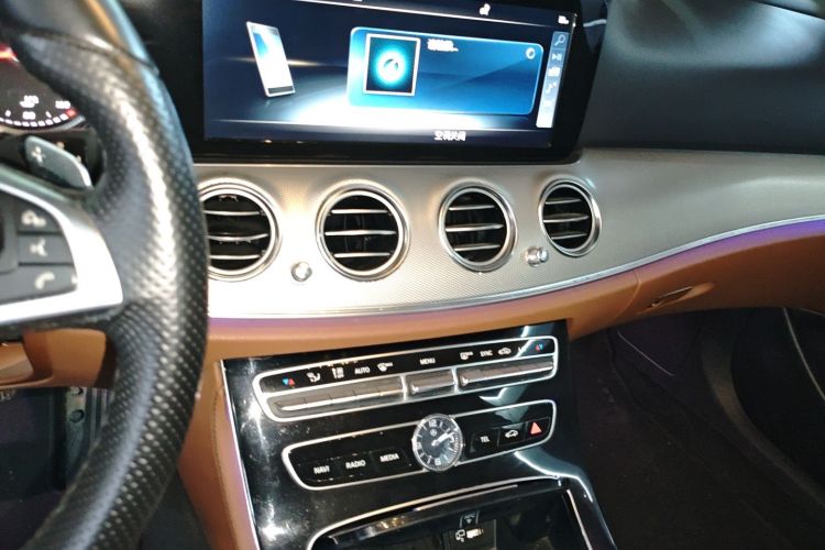 奔驰E级 2017款 E 200 运动型中控内饰16