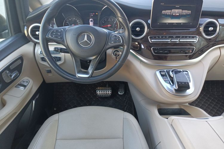 奔驰V级 2018款 V 260 L 尊贵加长版 国VI中控内饰13