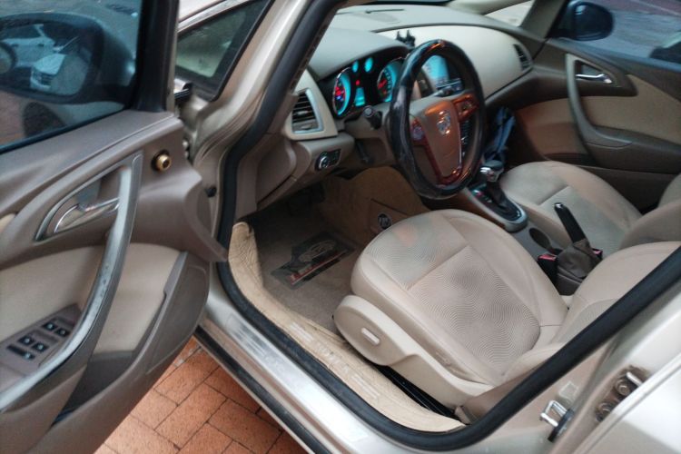 别克 英朗 2013款 GT 1.6L 自动时尚版中控内饰20