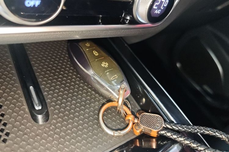 红旗HS5 2023款 2.0T 四驱旗享Pro版中控内饰11