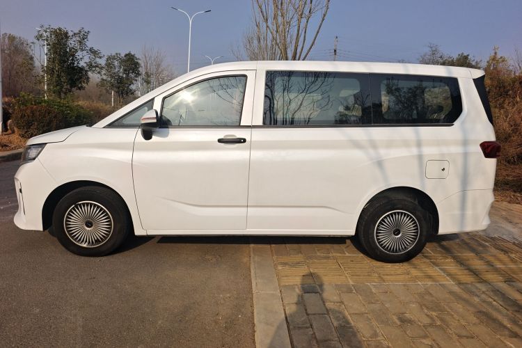 BAW北汽制造 锐胜王牌M7 2023款 1.6L 标轴创富型 7座车身外观4