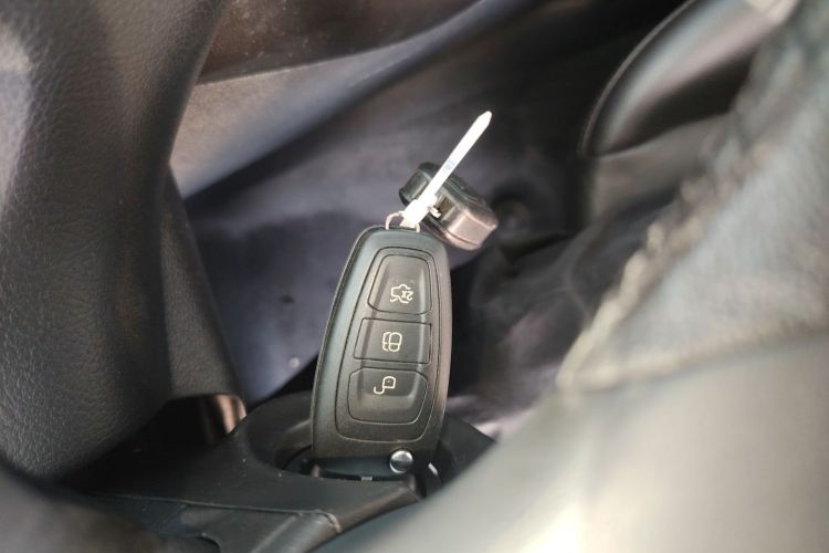 福特 福克斯 2017款 两厢 1.6L 手动风尚型智行版中控内饰7001