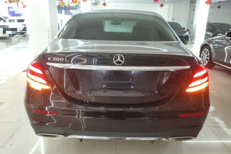 奔驰E级 2019款 改款 E 300 L 运动时尚型车身外观6