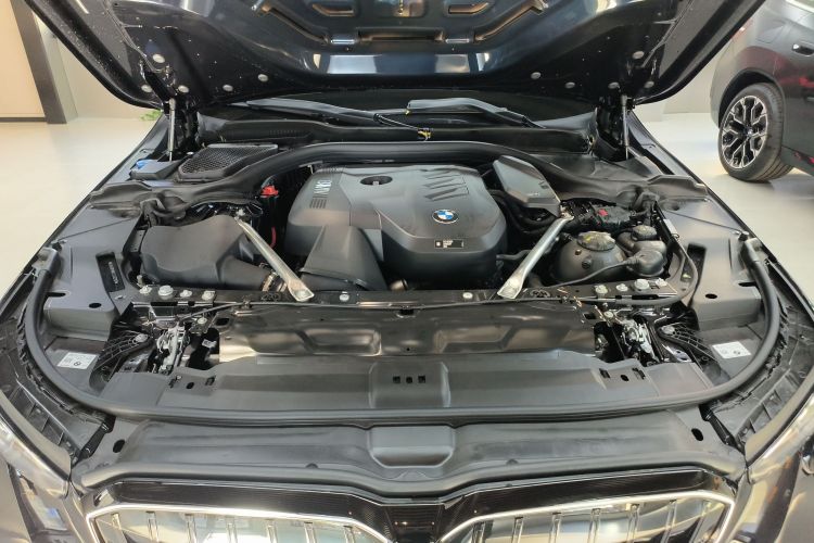 宝马5系 2025款 530Li 领先型 M运动套装机舱底盘24