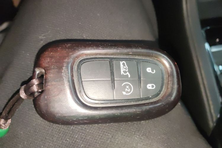 Jeep 大指挥官 2020款 2.0T 四驱夜鹰版中控内饰11