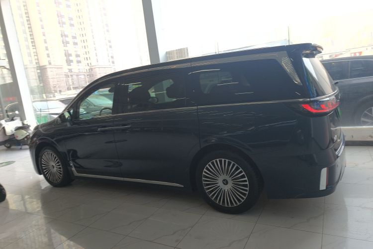 岚图汽车 岚图梦想家 2025款 PHEV 四驱旗舰鲲鹏版车身外观4