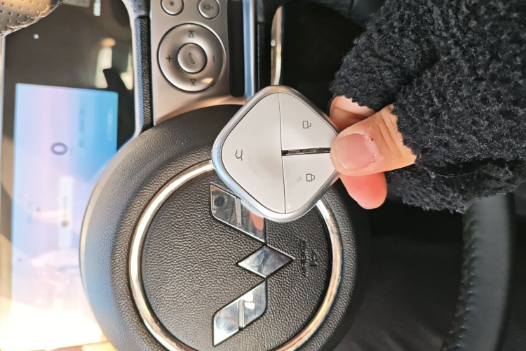 五菱汽车 五菱缤果 2023款 333km 灵犀互联款中控内饰7001